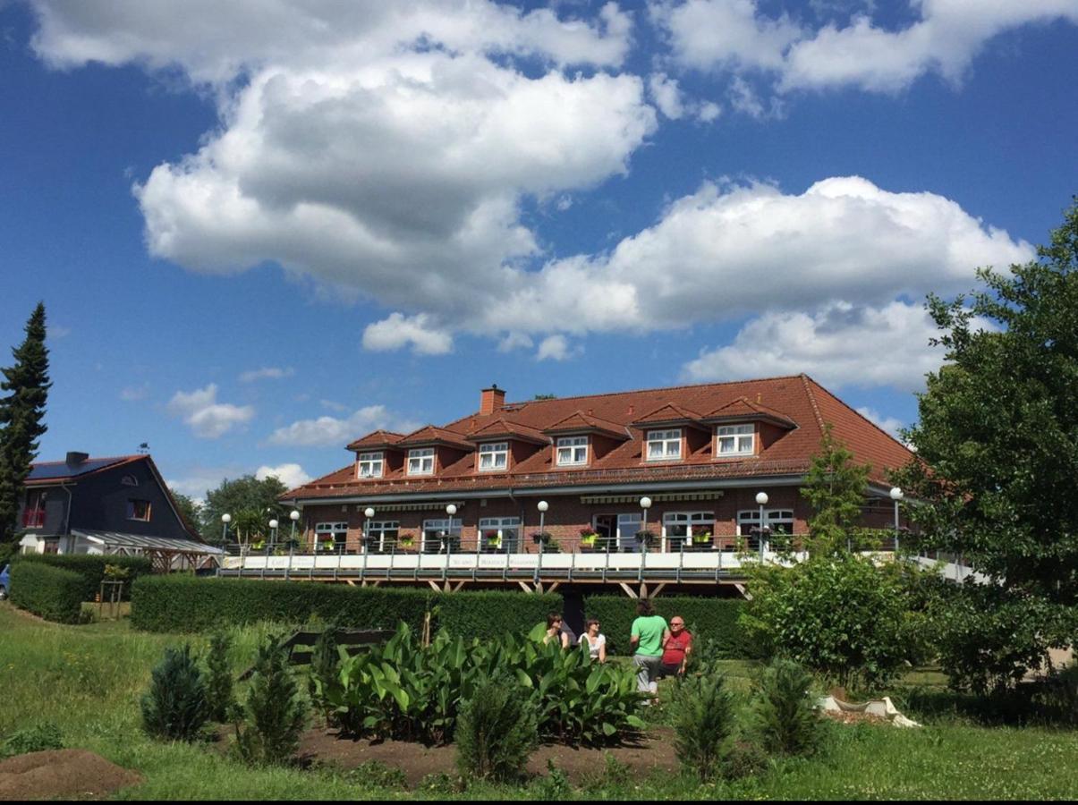 Hotel Und Restaurant Zum Bunten Hirsch Mirow Exterior foto