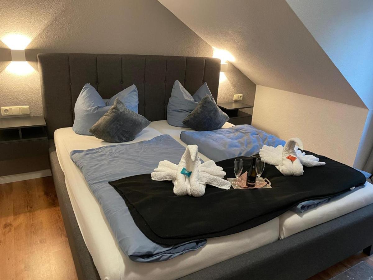 Hotel Und Restaurant Zum Bunten Hirsch Mirow Exterior foto