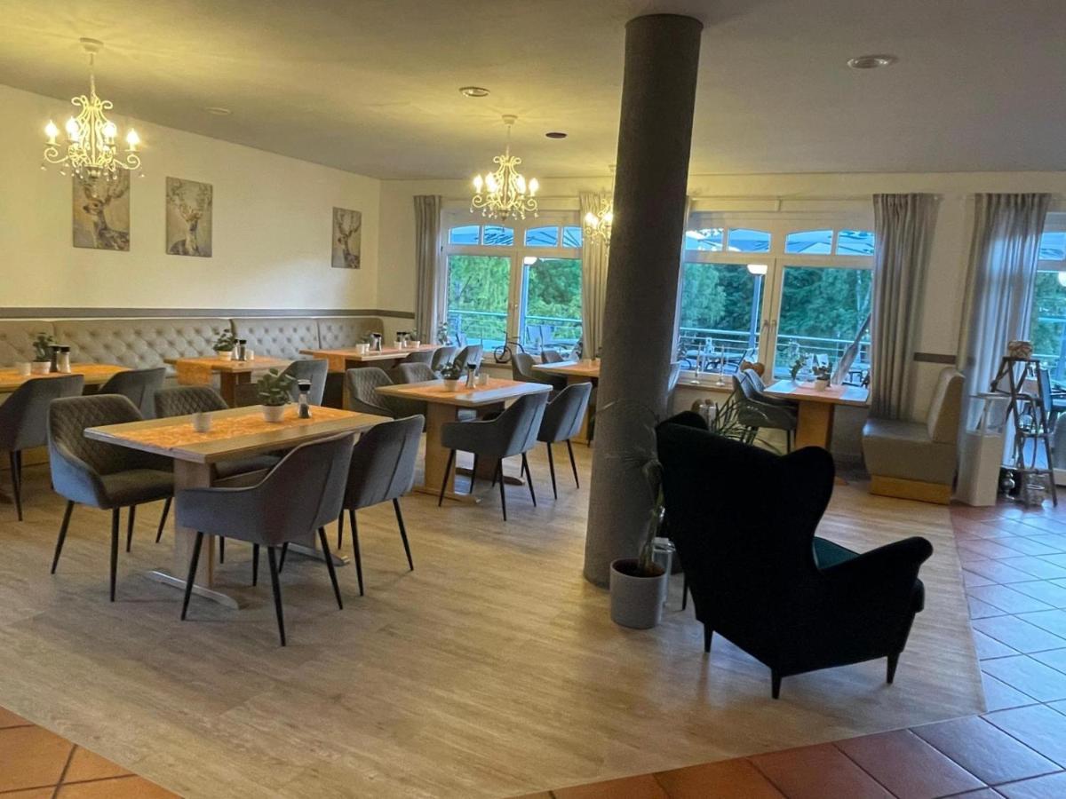 Hotel Und Restaurant Zum Bunten Hirsch Mirow Exterior foto